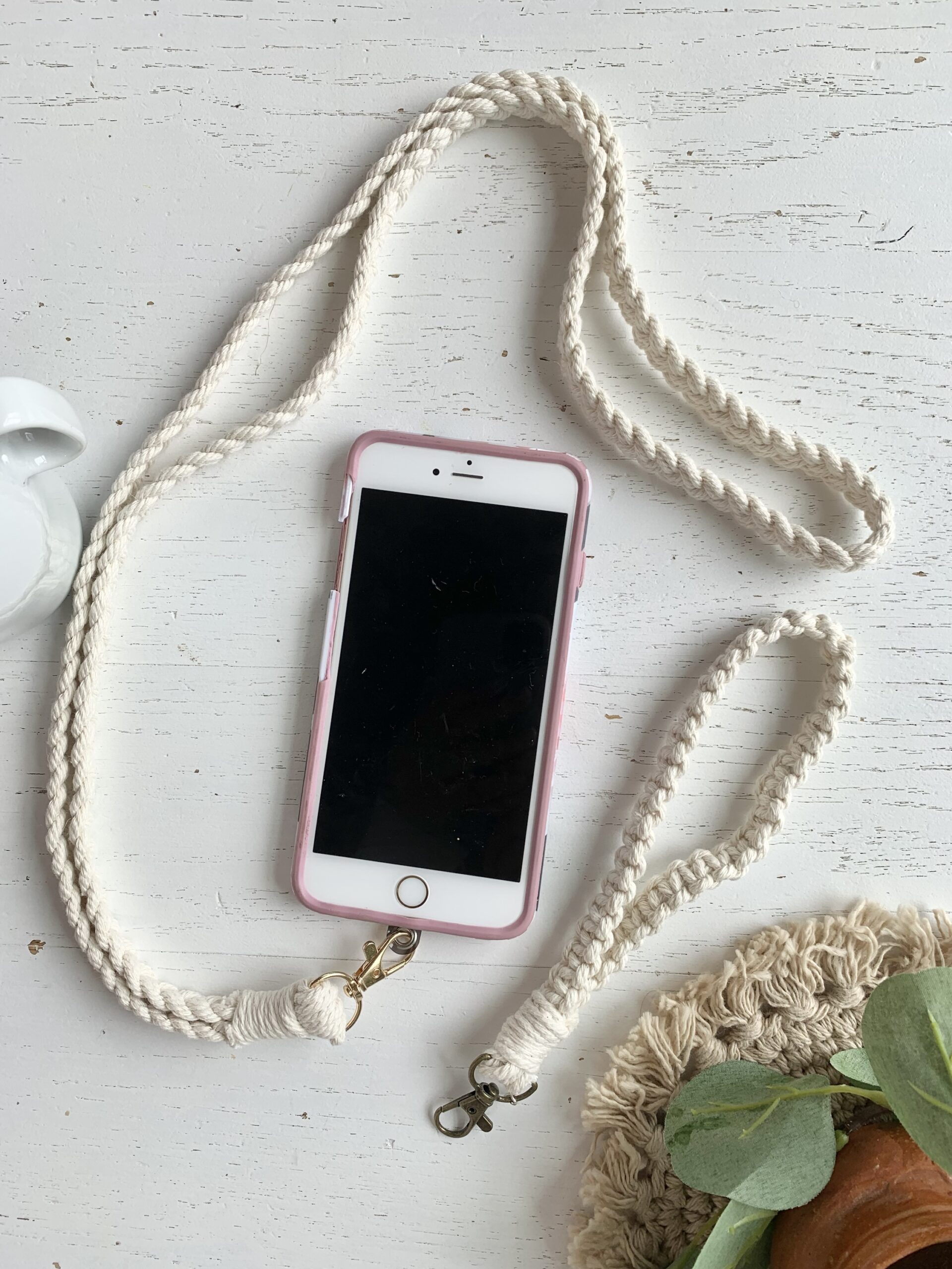 accessoire en macramé pour téléphone