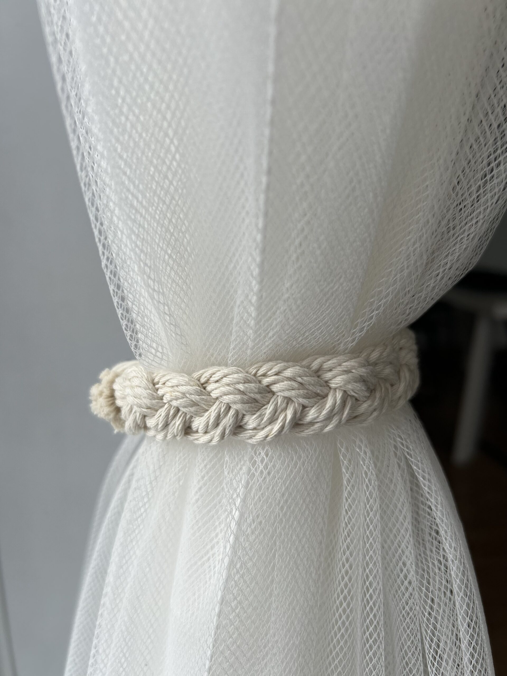 embrasses a rideaux blancs