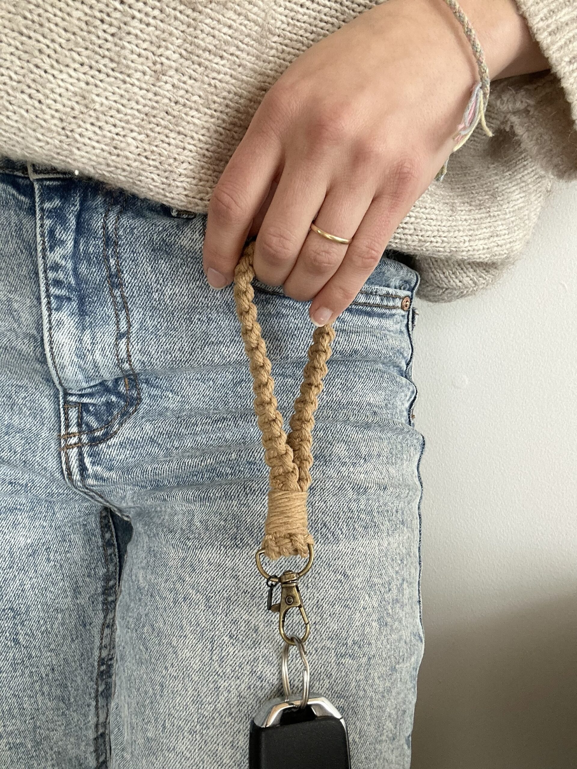 Porte-clés en macramé beige – Image 2