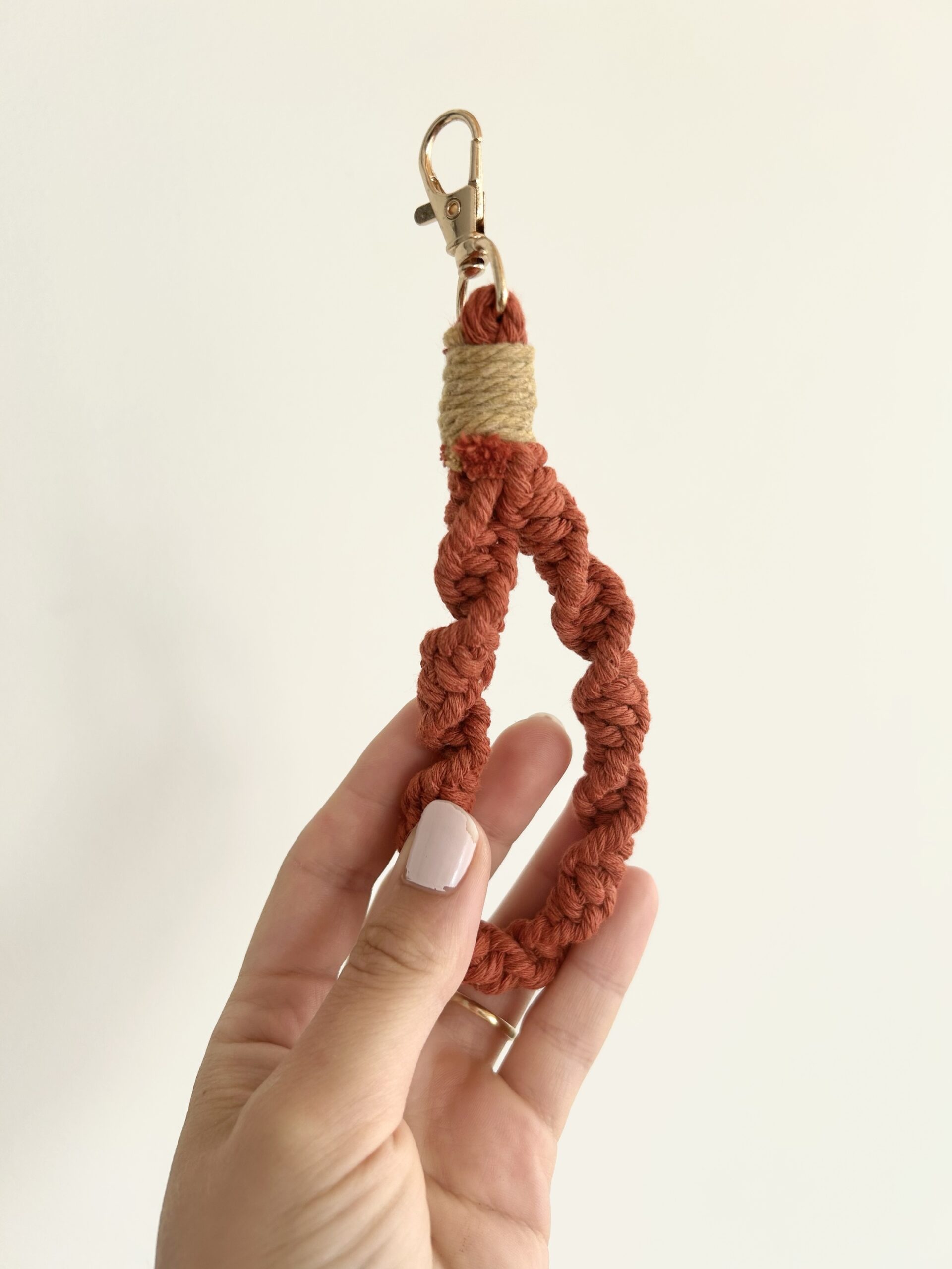 Porte-clés en macramé ( Ocre ) – Image 2