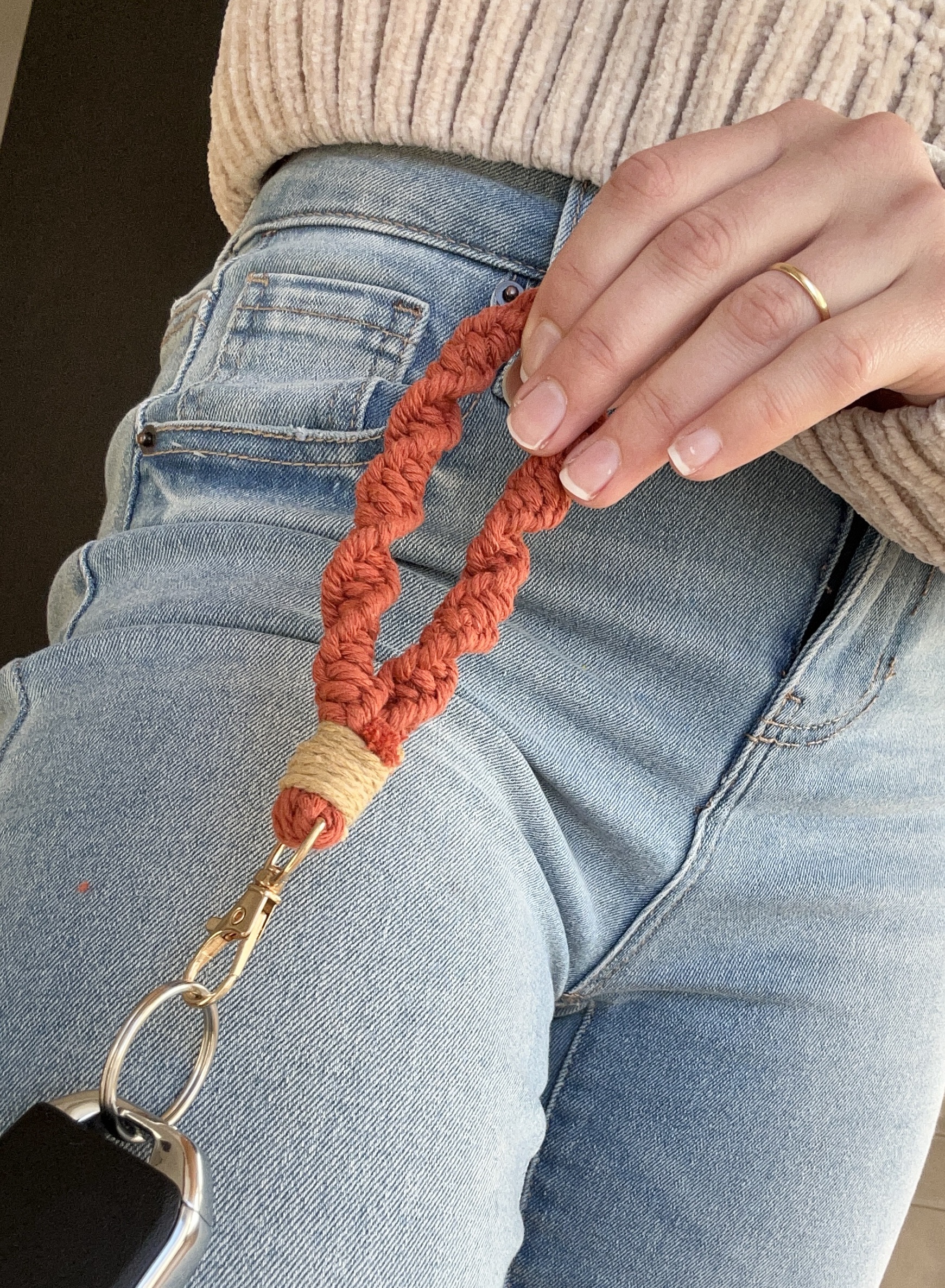 Porte-clés en macramé ( Ocre ) – Image 3