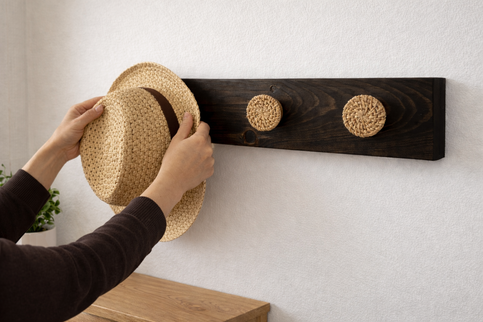 crochet mural avec 3 supports en rotin