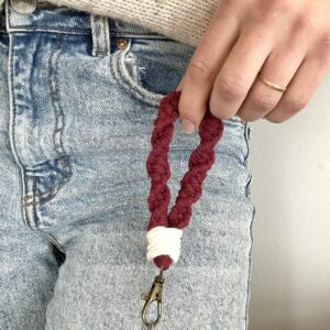 Porte-clés en macramé ( pourpre )