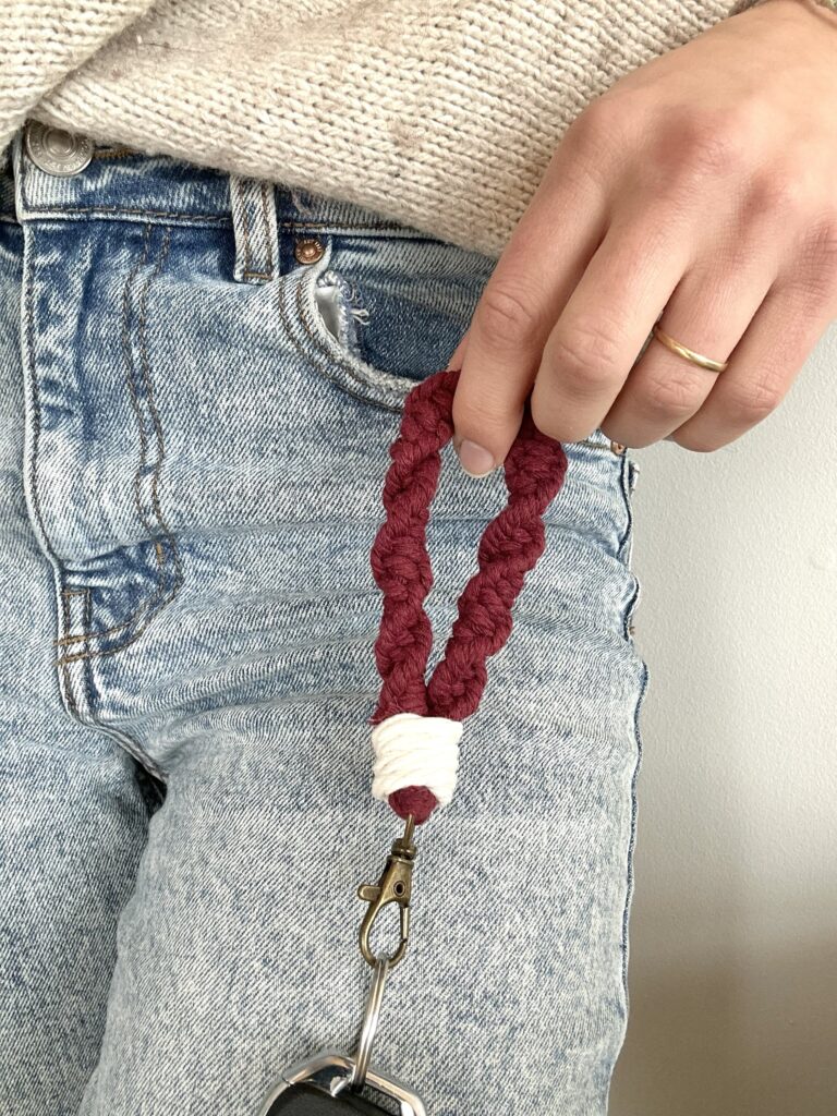 Porte-clés en macramé ( pourpre )