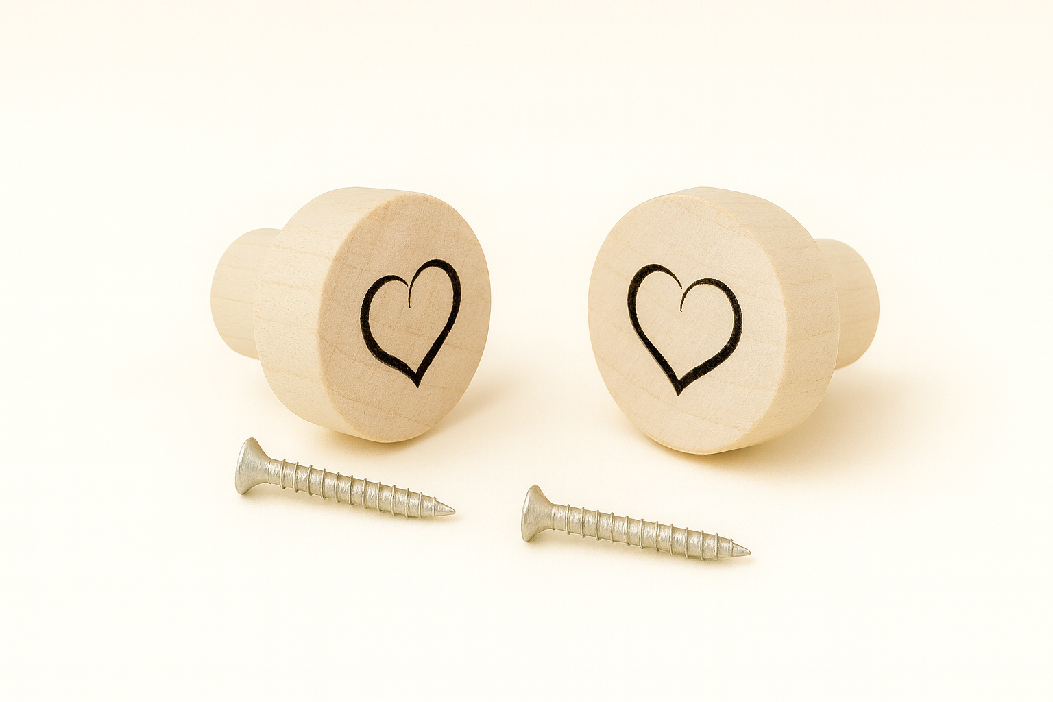 bouton en bois avec motif de coeur