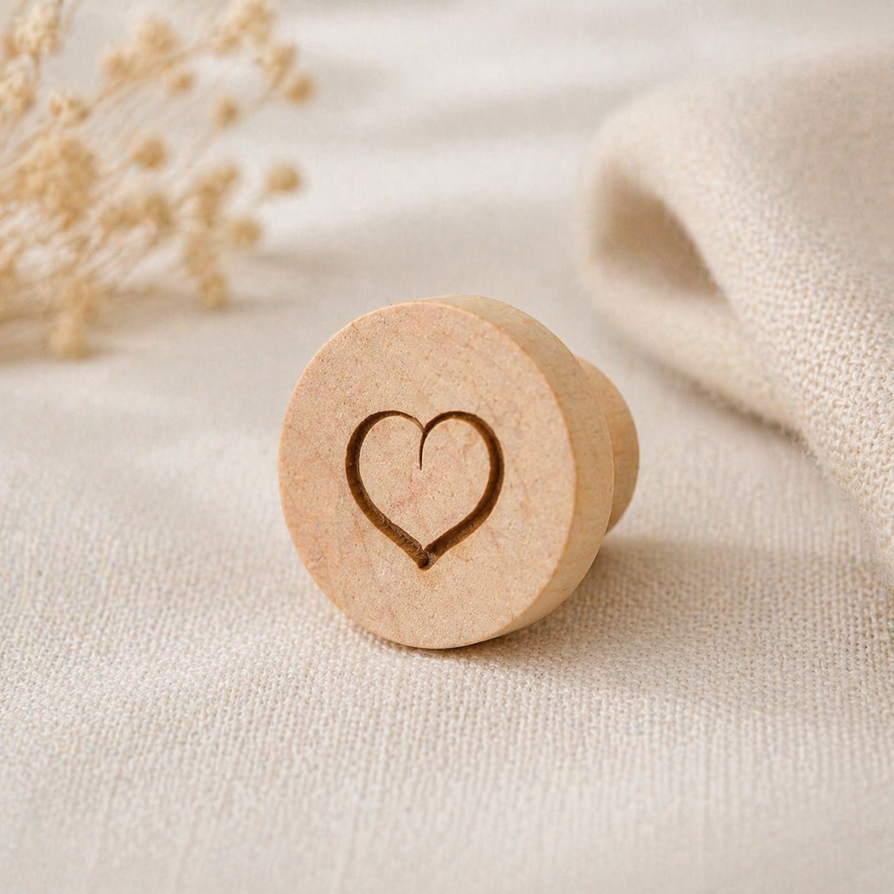 bouton armoire en bois avec motif de coeur gravé