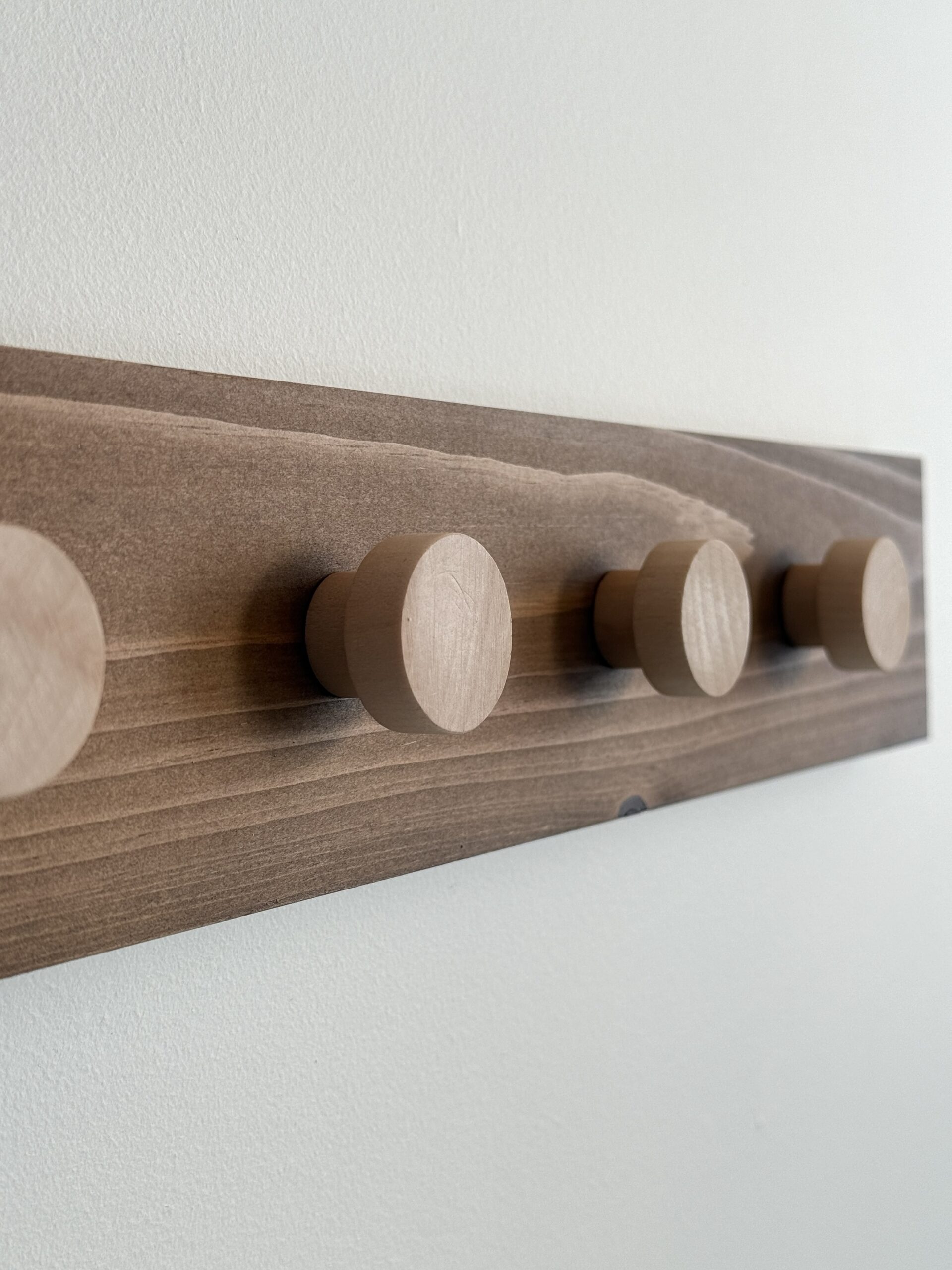 Crochet mural en bois - Signature – Image 5