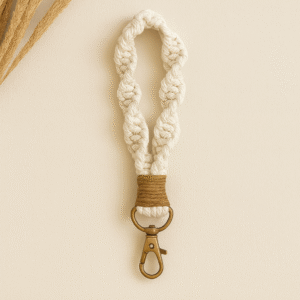 porte cle en macrame blanc et caramel
