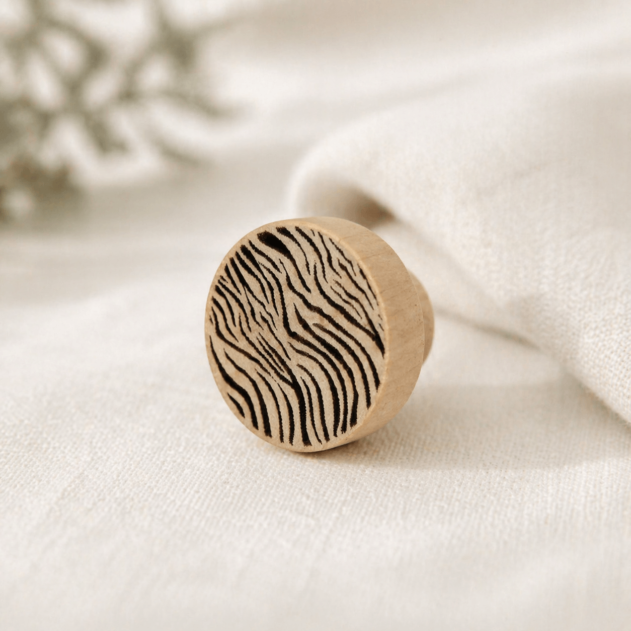 bouton en bois avec motif gravé