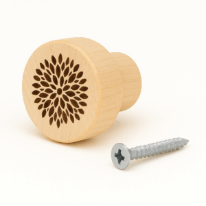 bouton en bois avec motif gravé