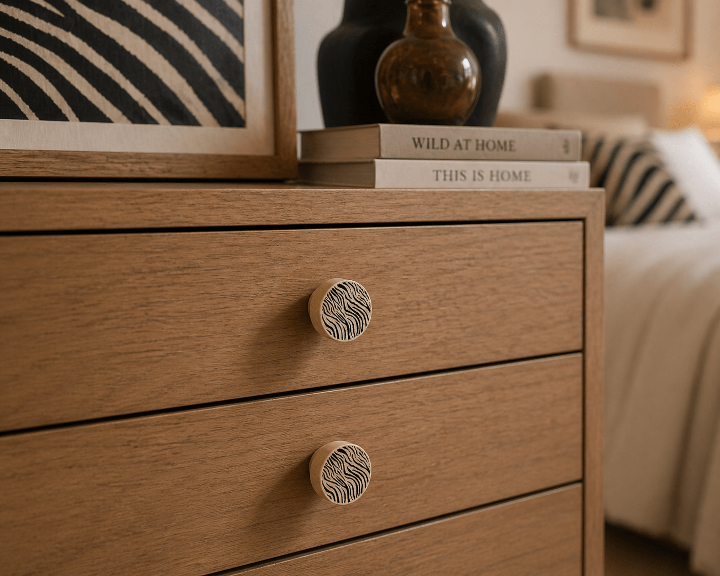 bouton d'armoire sur commode de chambre, motif zébré