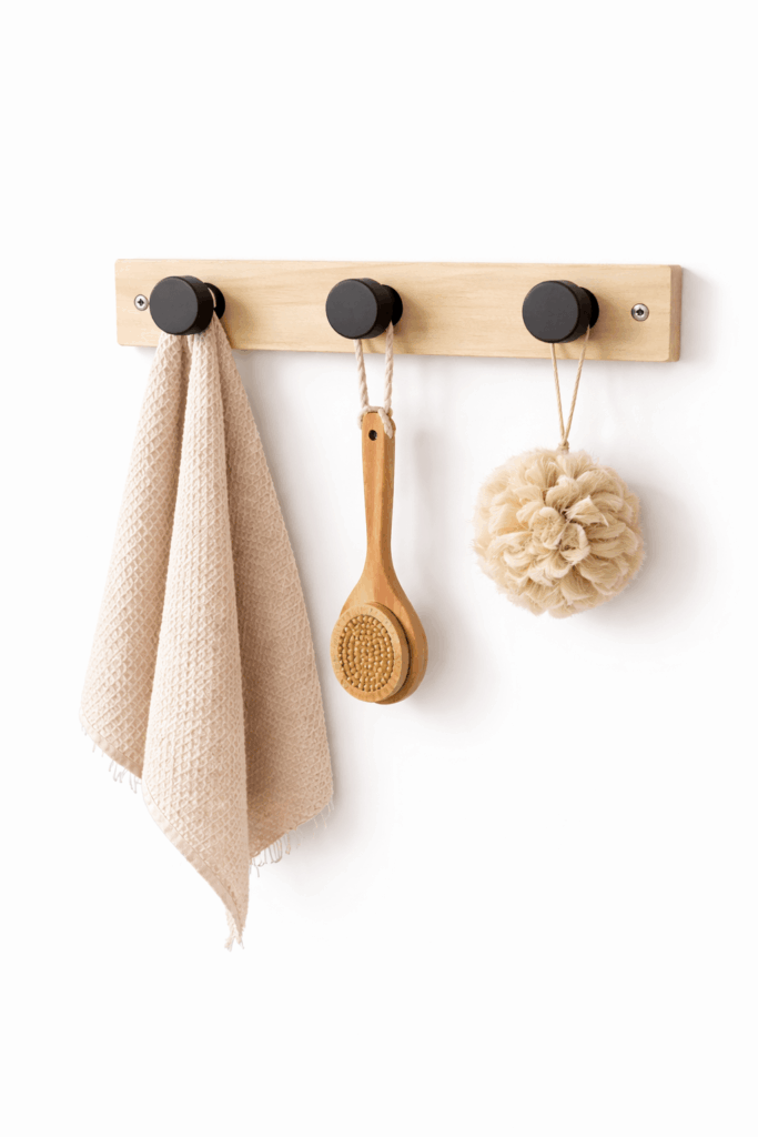 crochet mural en pin blanc