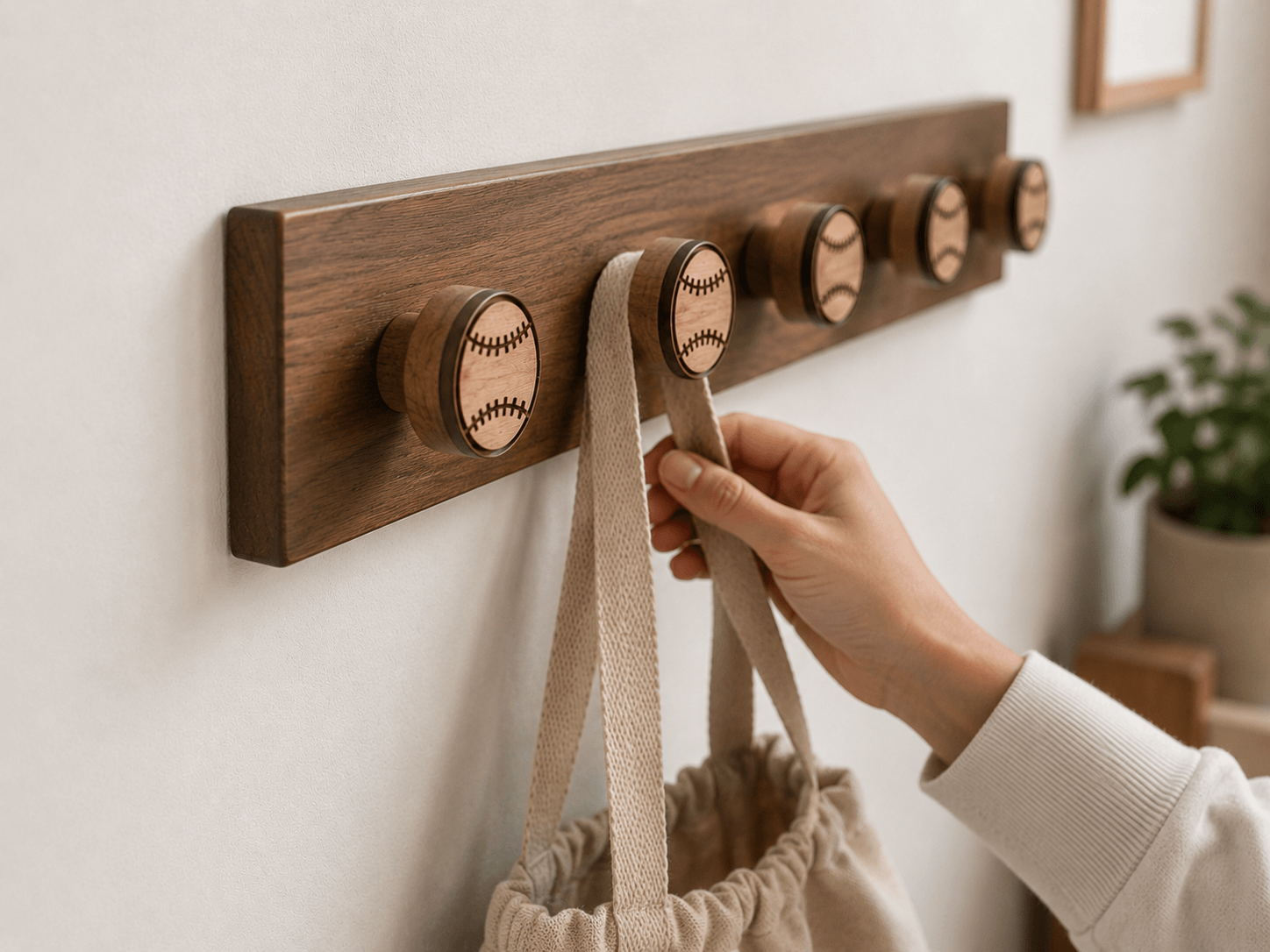 crochet mural brun en bois massif