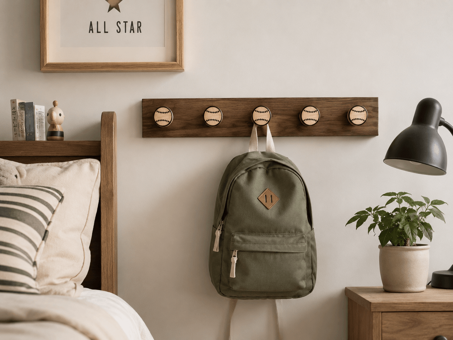 crochet mural brun en bois avec support balle de baseball