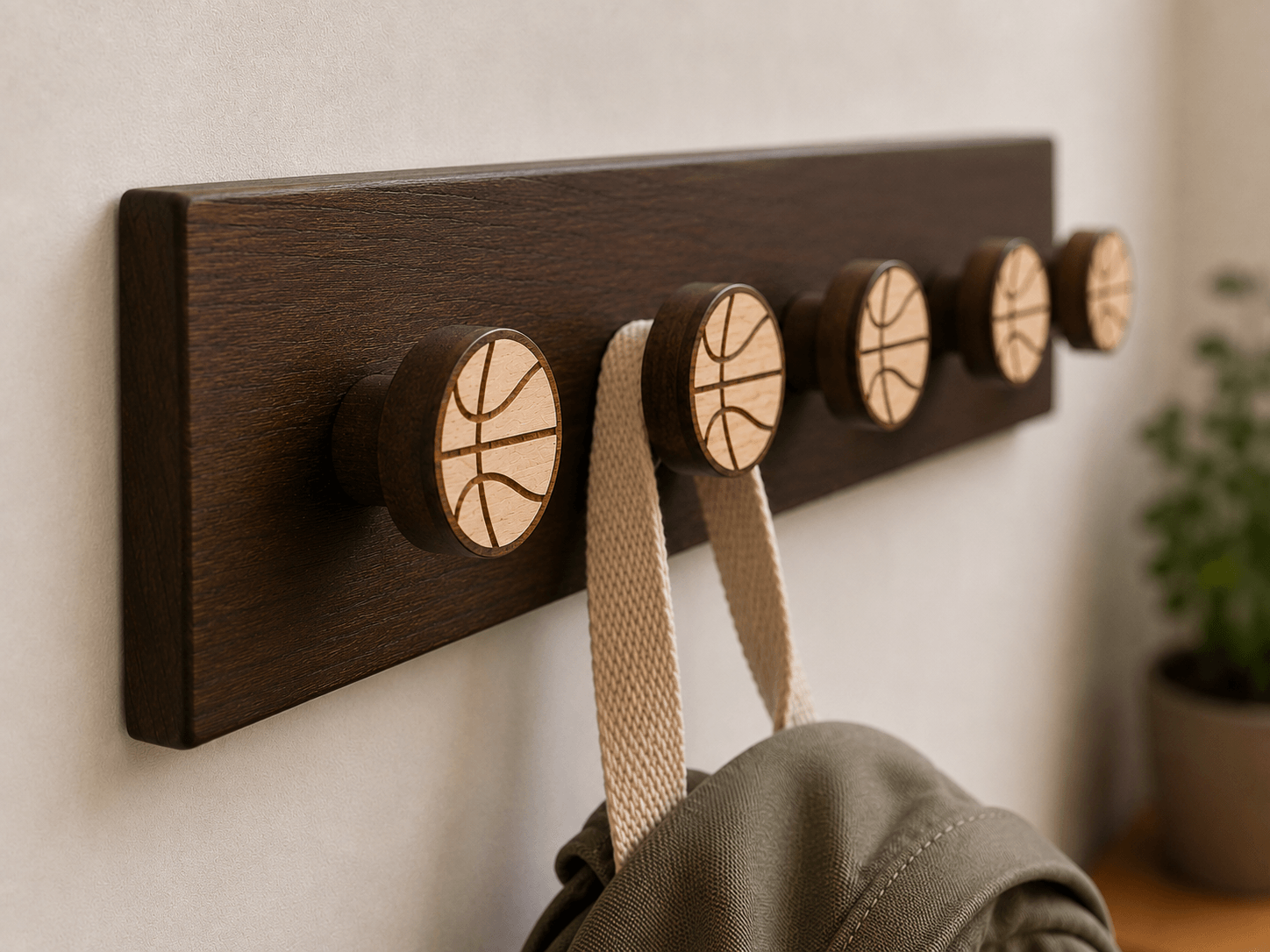crochet mural en bois brun foncé avec supports ronds