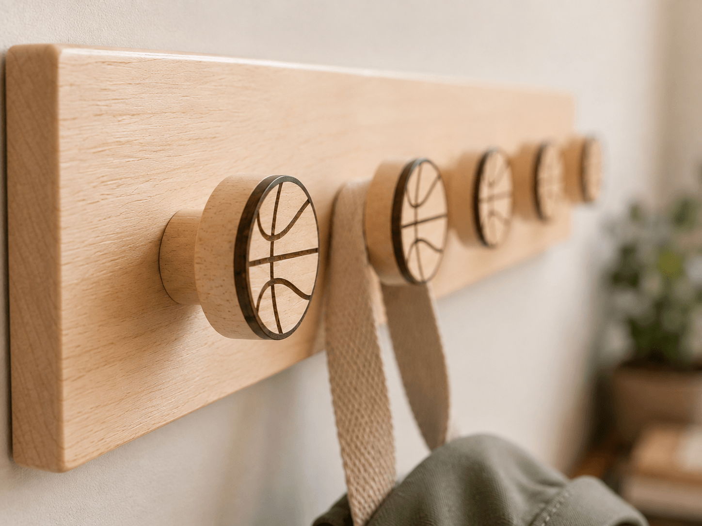 crochet mural en bois massif clair avec supports en forme de ballon de basketball