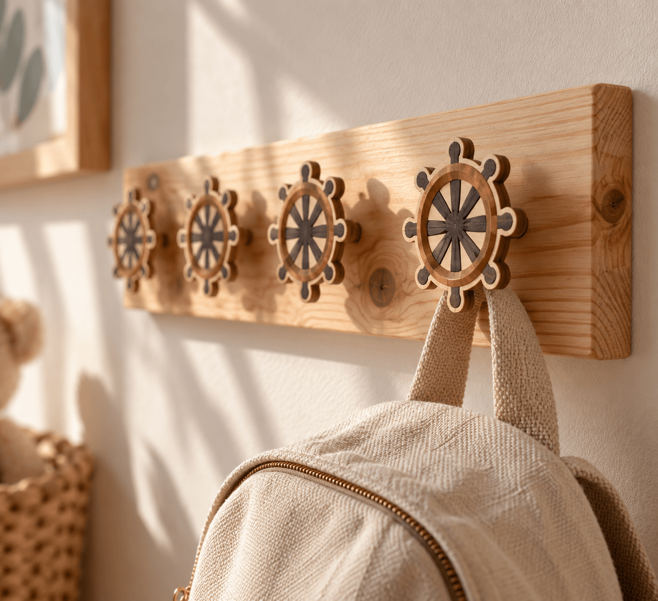 crochet mural en bois clair