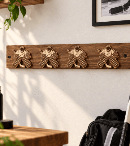 crochet mural décoratif brun en bois avec supports gardien de but